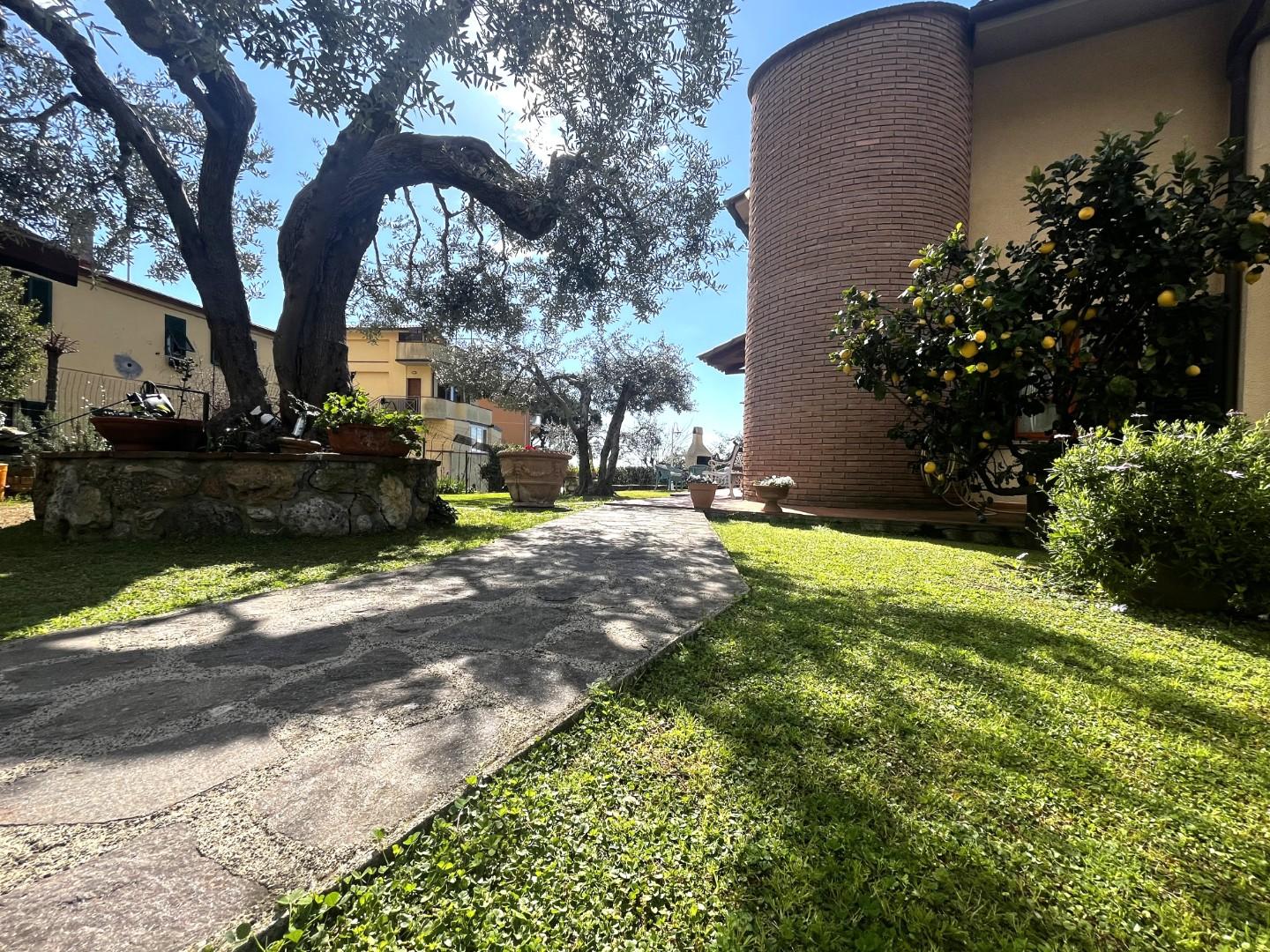 Immagine 3 di Casa bifamiliare in vendita  a Rosignano Marittimo