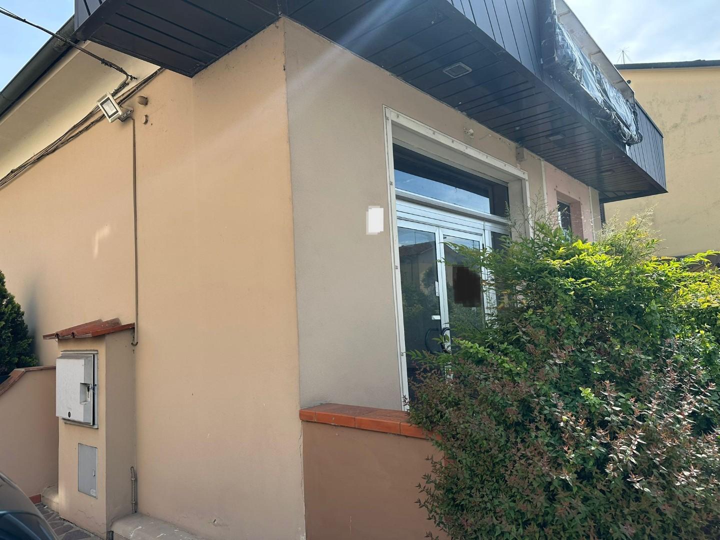 Immagine 2 di Locale commerciale in affitto  a Capannori