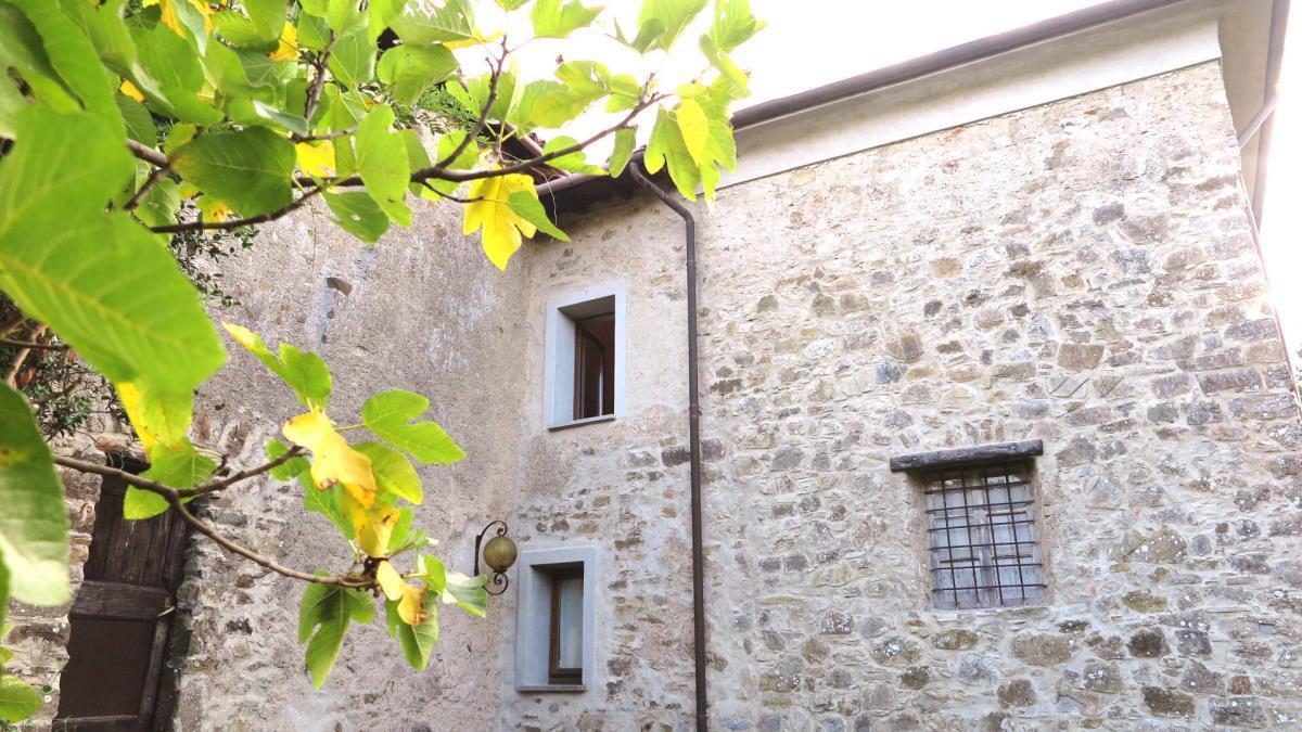 Immagine 37 di Casa colonica in vendita  a Tresana