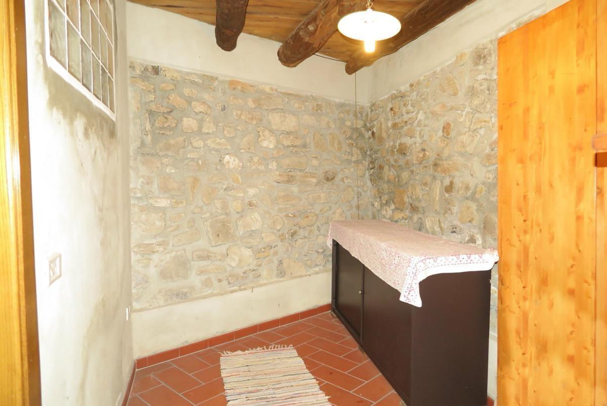 Immagine 57 di Casa colonica in vendita  a Tresana