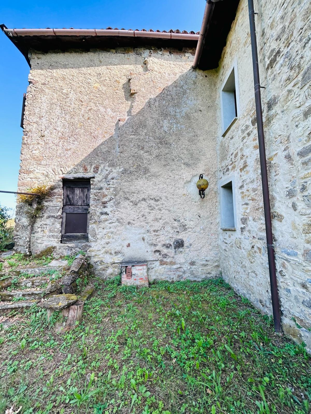 Immagine 6 di Casa colonica in vendita  a Tresana