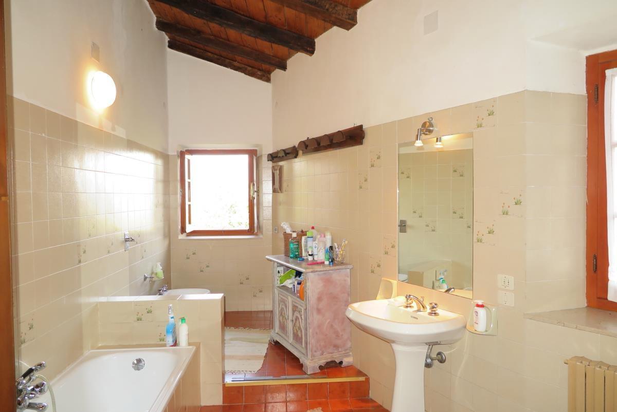 Immagine 53 di Casa colonica in vendita  a Tresana