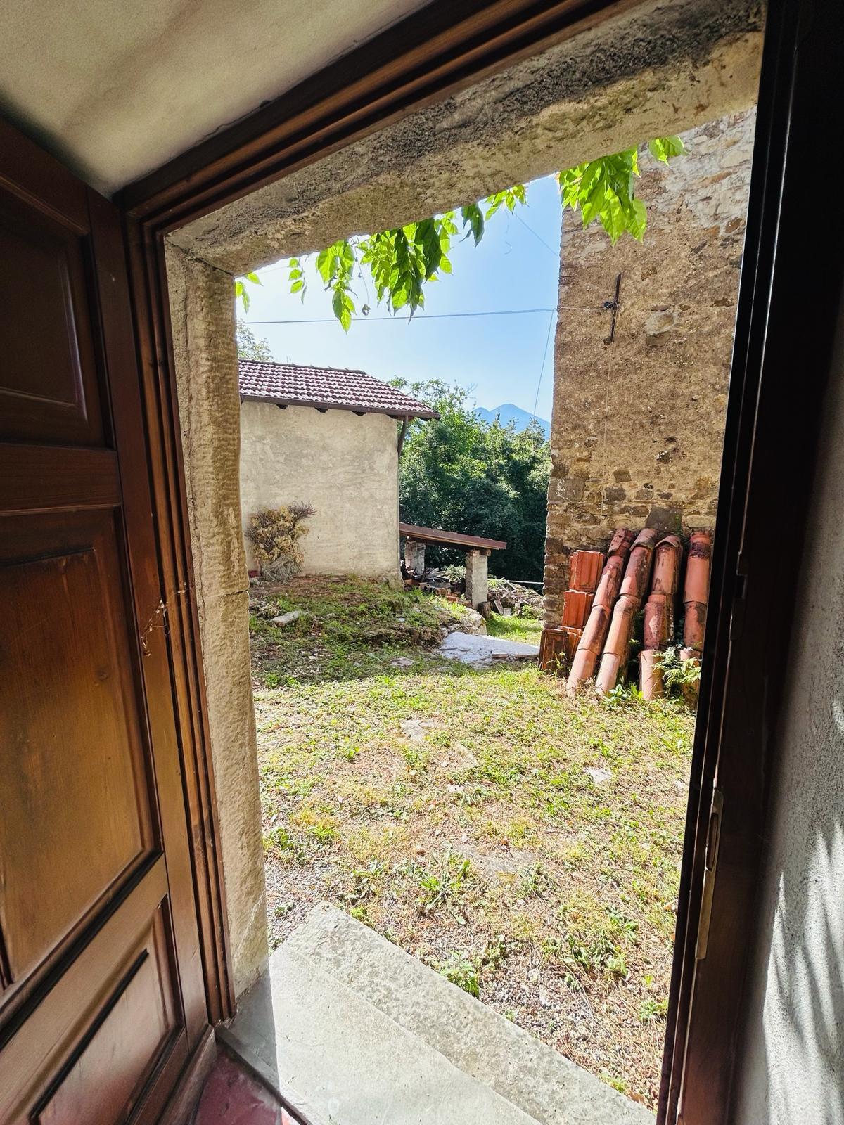 Immagine 18 di Casa colonica in vendita  a Tresana