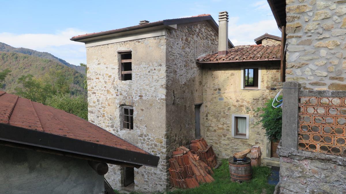 Immagine 38 di Casa colonica in vendita  a Tresana