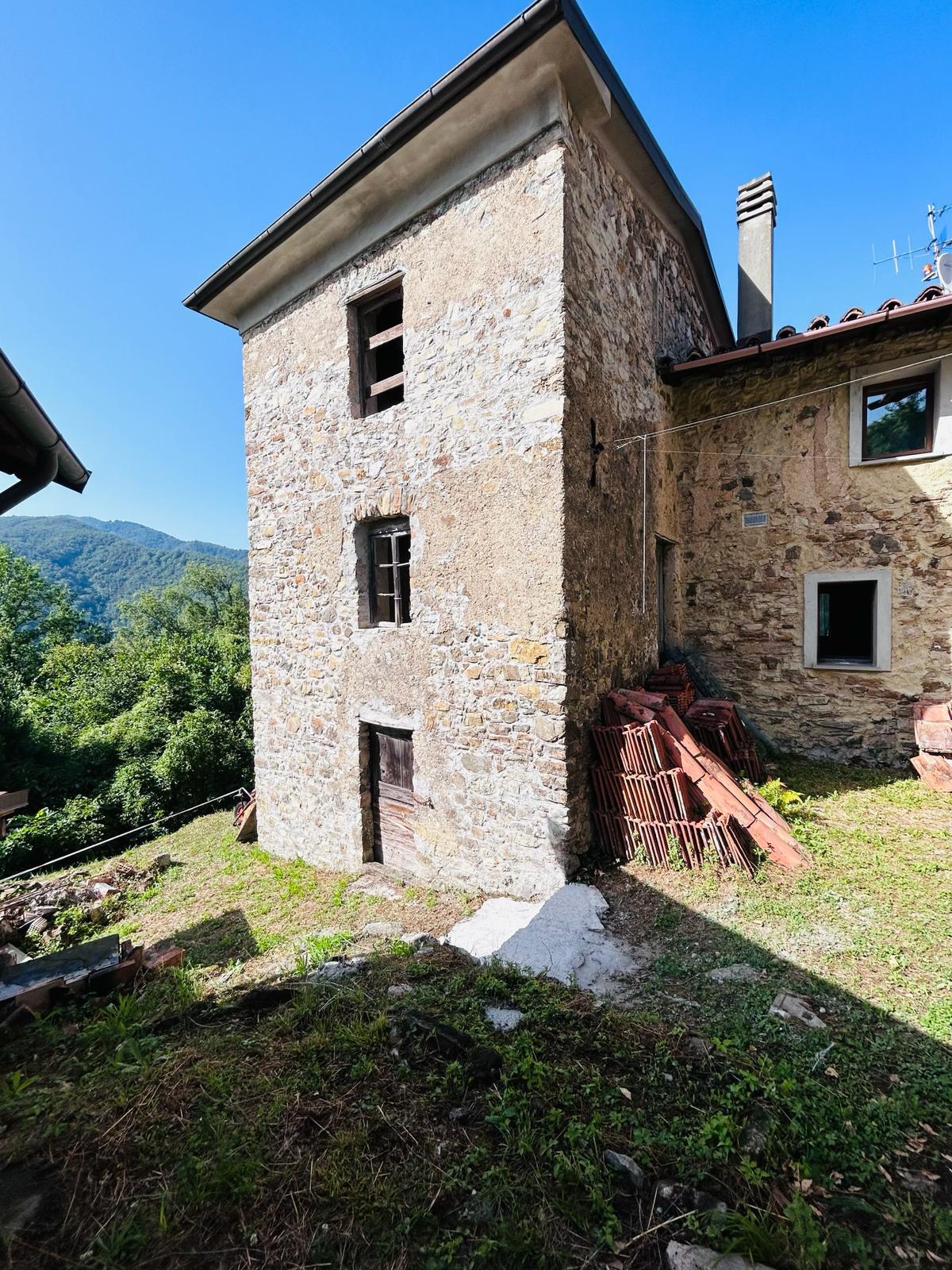 Immagine 14 di Casa colonica in vendita  a Tresana