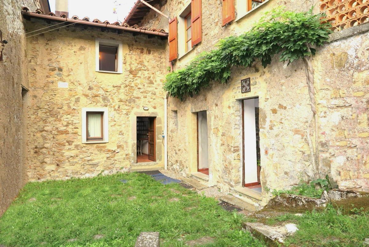 Immagine 33 di Casa colonica in vendita  a Tresana