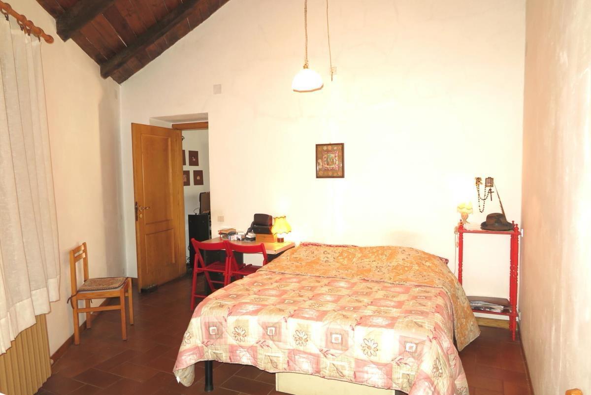 Immagine 48 di Casa colonica in vendita  a Tresana