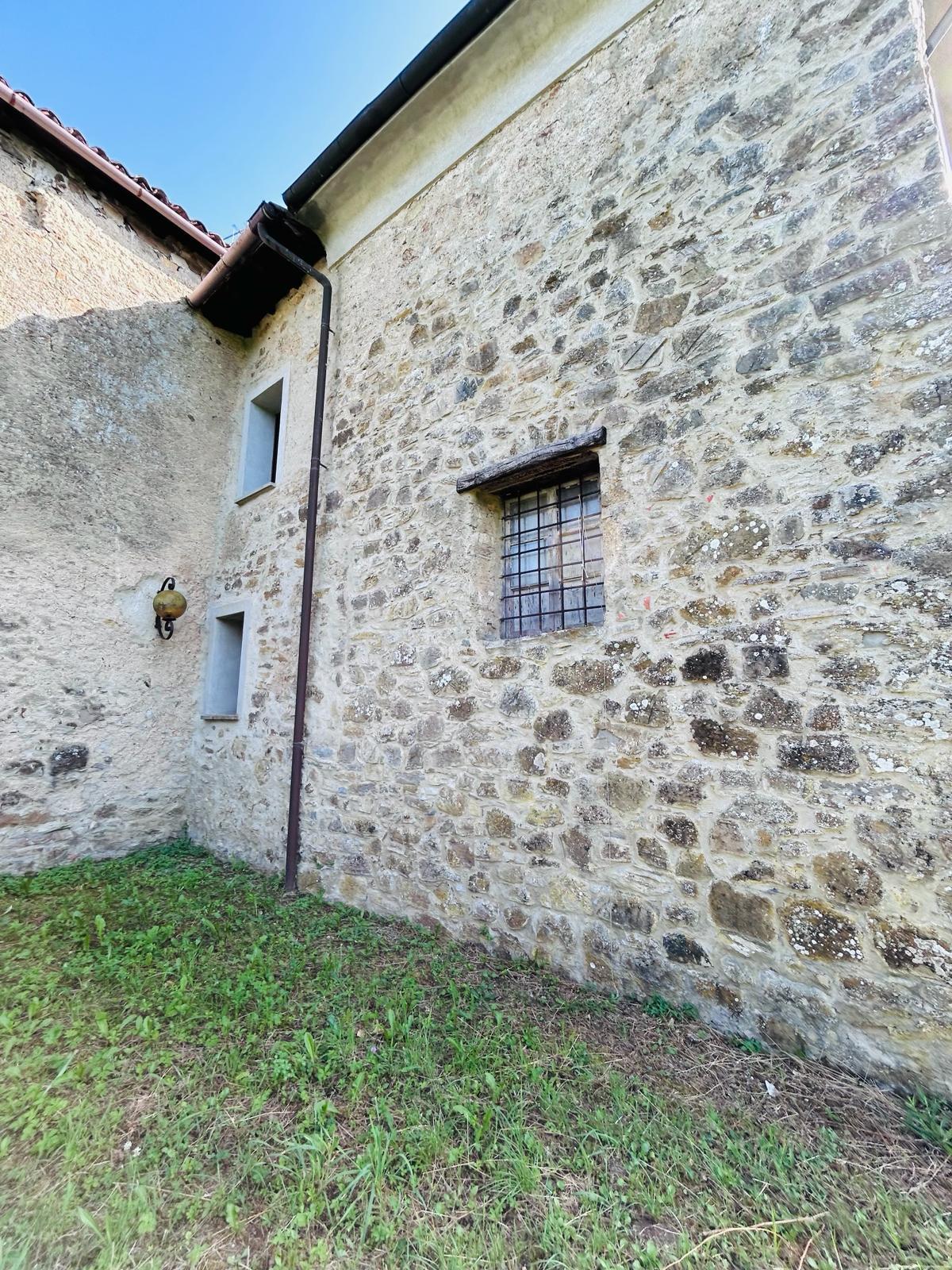 Immagine 4 di Casa colonica in vendita  a Tresana