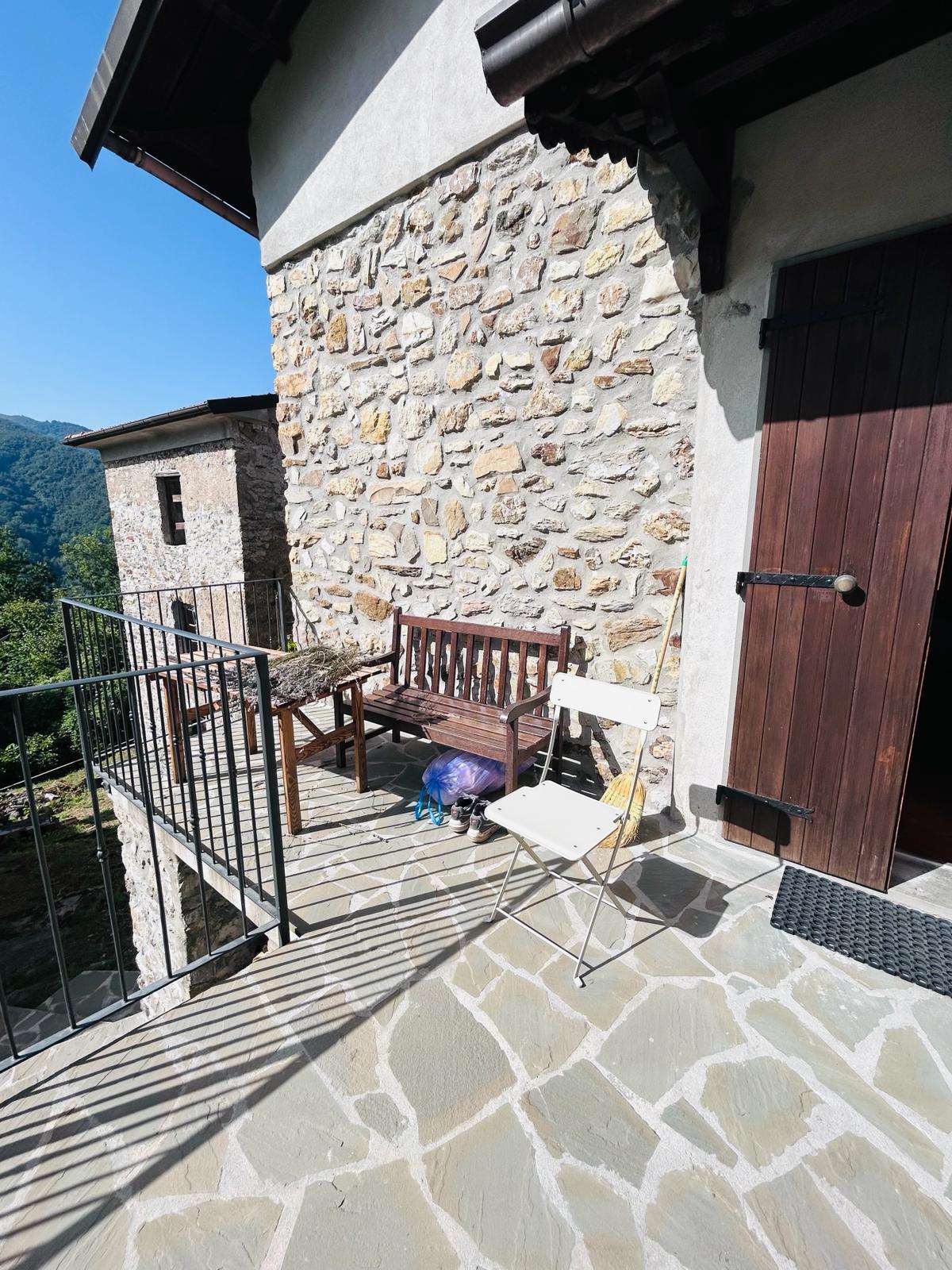 Immagine 9 di Casa colonica in vendita  a Tresana