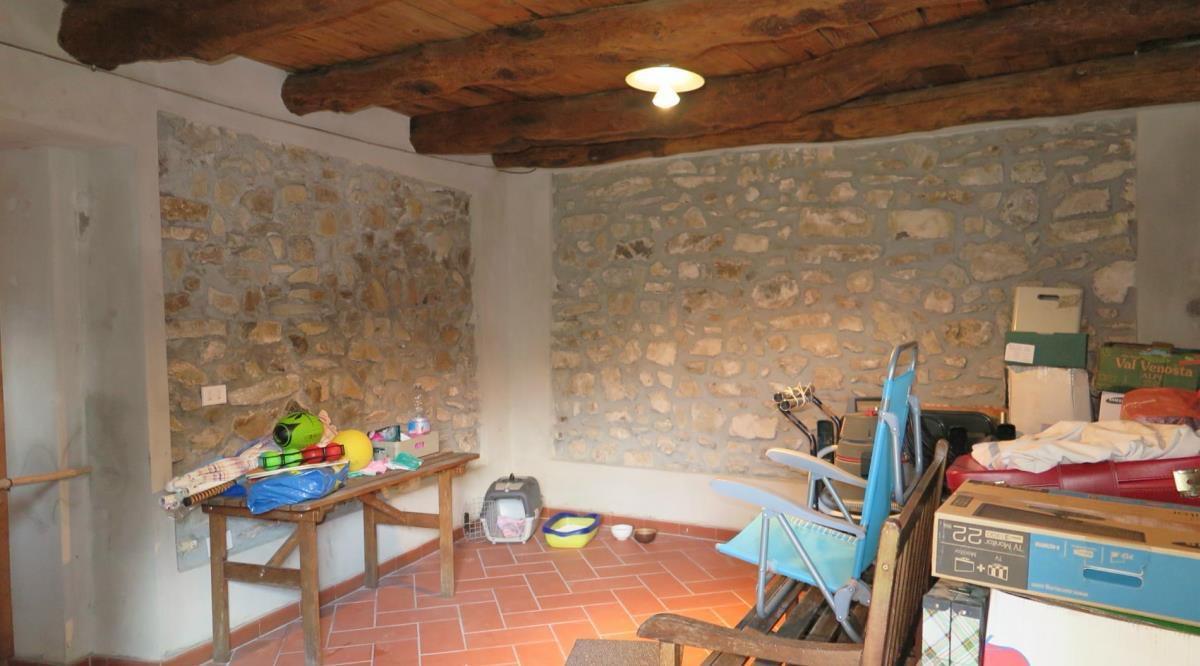 Immagine 59 di Casa colonica in vendita  a Tresana