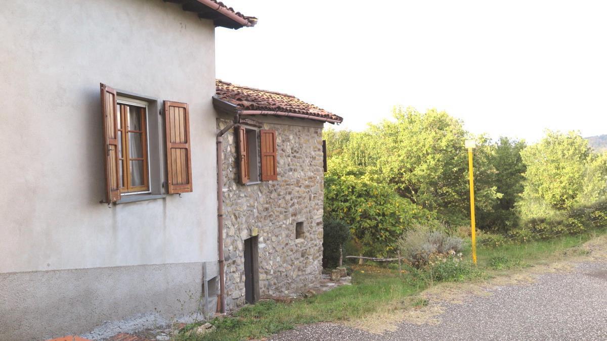 Immagine 36 di Casa colonica in vendita  a Tresana