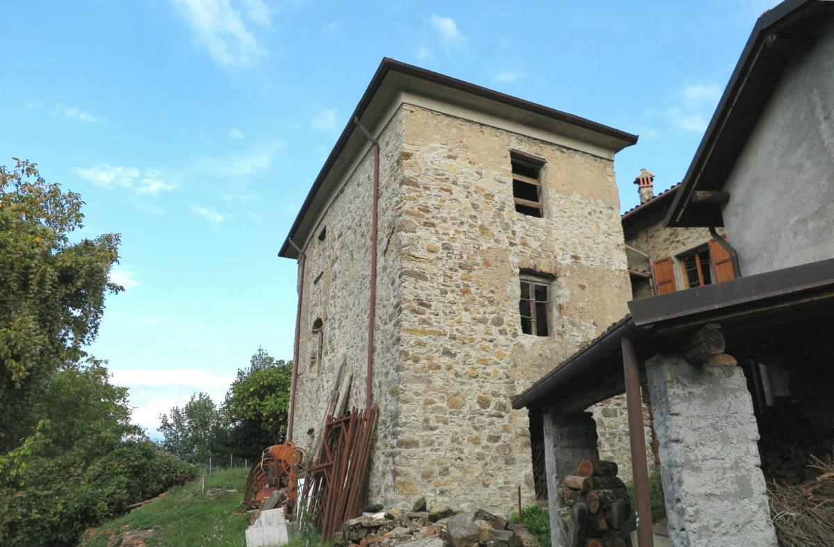 Immagine 39 di Casa colonica in vendita  a Tresana