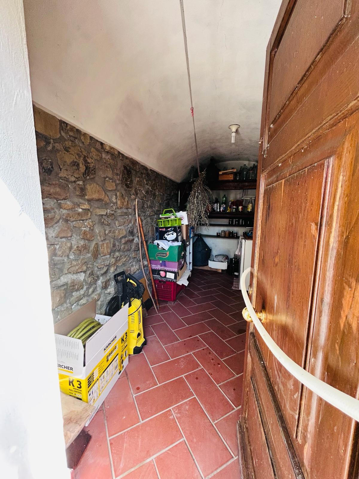 Immagine 15 di Casa colonica in vendita  a Tresana