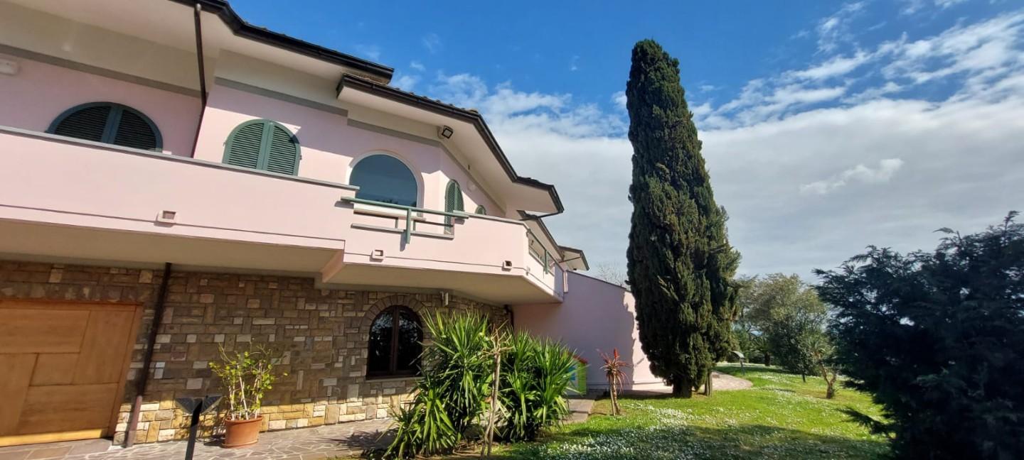 Immagine 2 di Villa in vendita  a Cerreto Guidi