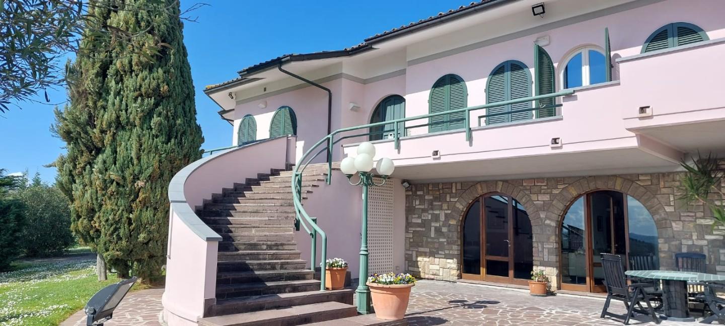 Immagine 1 di Villa in vendita  a Cerreto Guidi