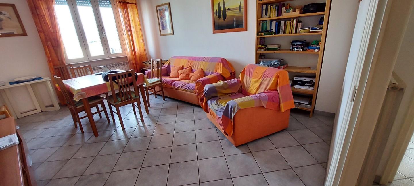 Immagine 2 di Appartamento in vendita  a Viareggio