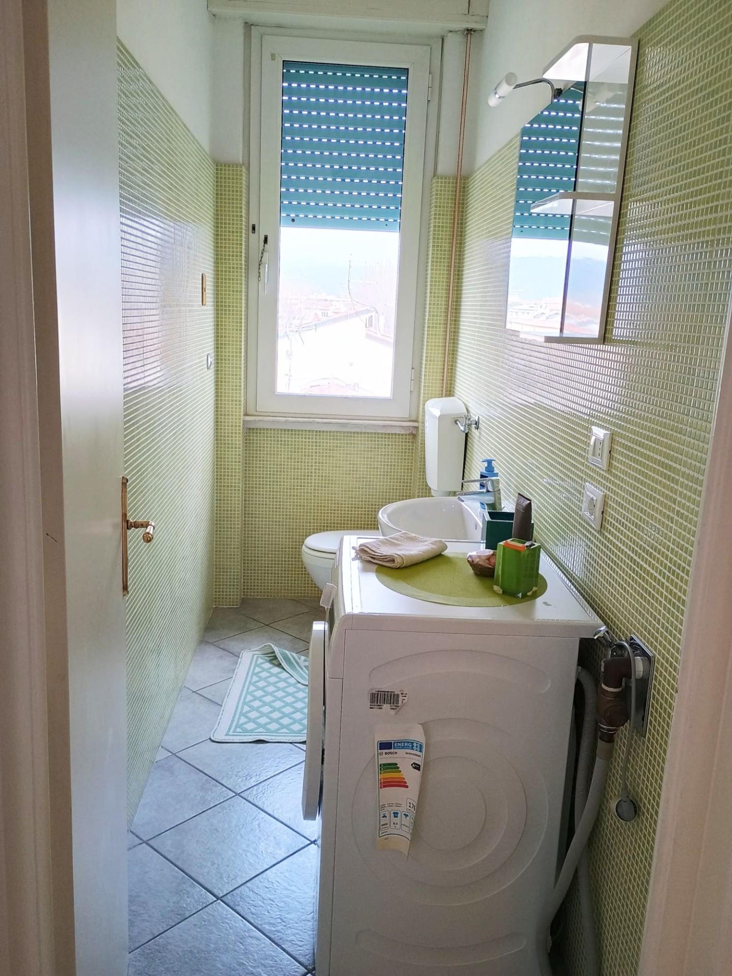 Immagine 13 di Appartamento in vendita  a Viareggio