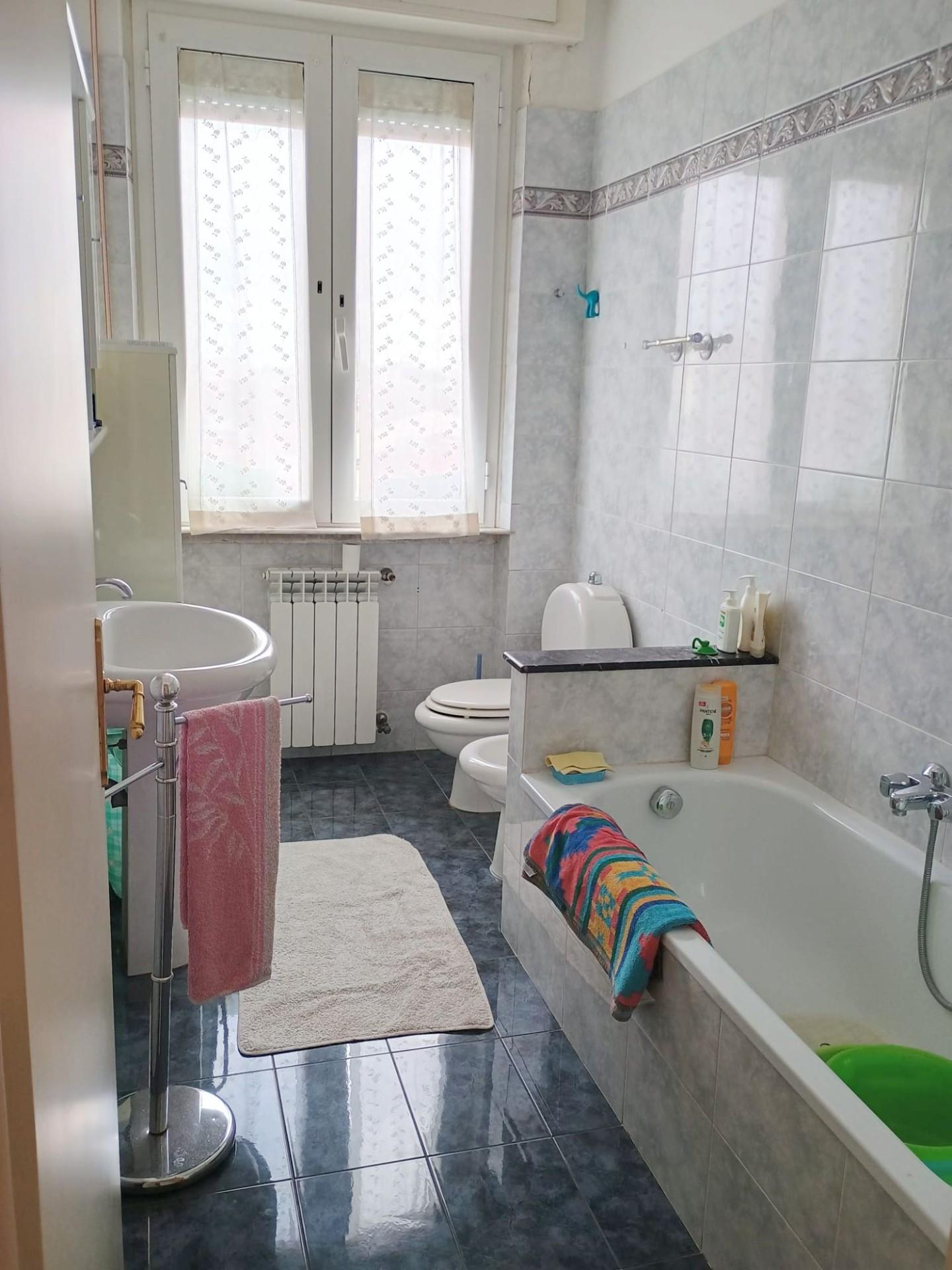 Immagine 11 di Appartamento in vendita  a Viareggio