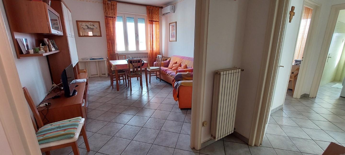 Immagine 1 di Appartamento in vendita  a Viareggio