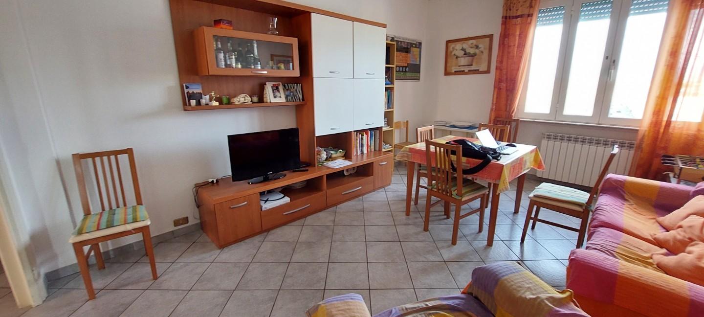 Immagine 5 di Appartamento in vendita  a Viareggio