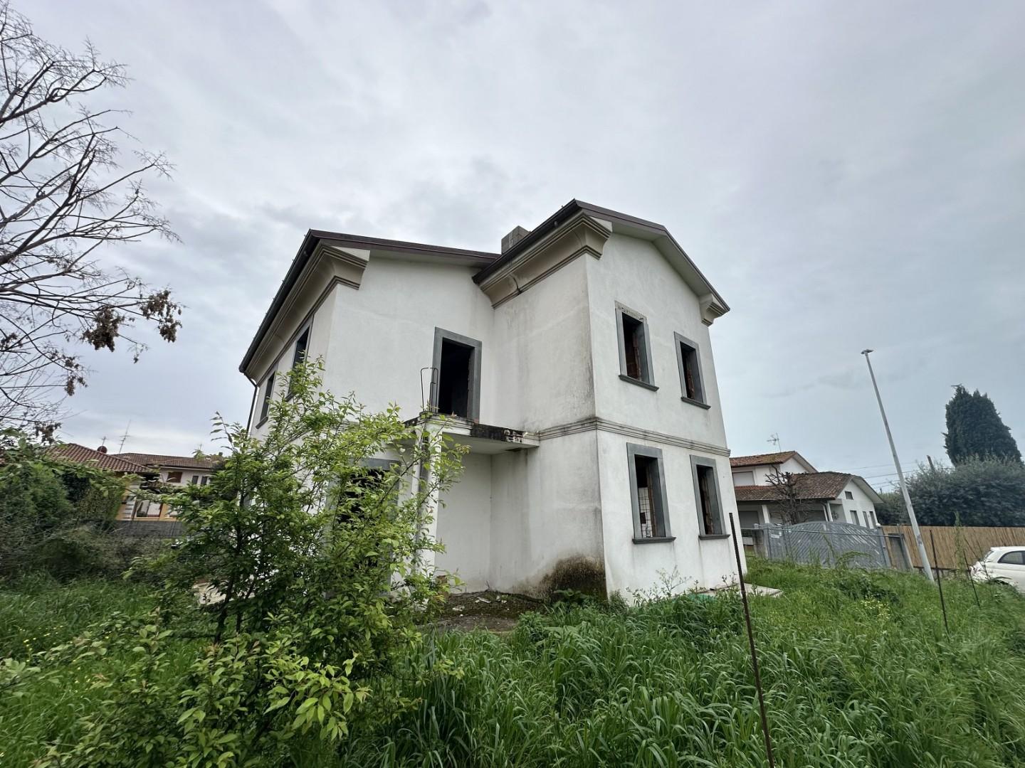 Immagine 5 di Casa bifamiliare in vendita  a Seravezza