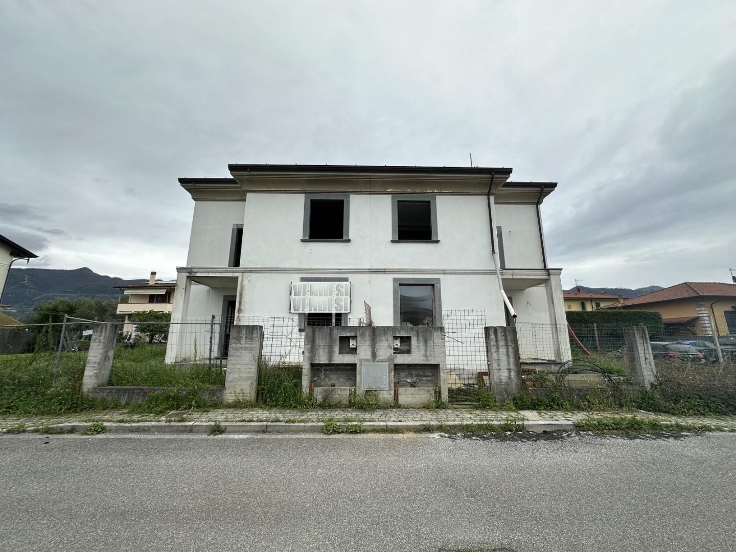 Immagine 2 di Casa bifamiliare in vendita  a Seravezza