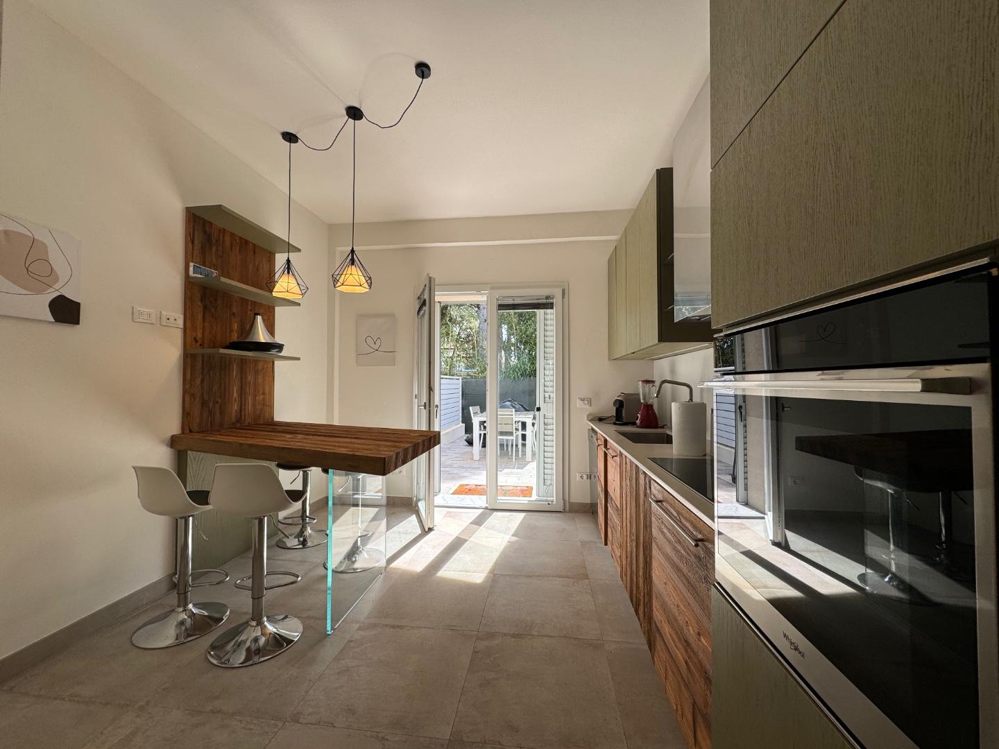 Immagine 6 di Appartamento in affitto  a Montignoso