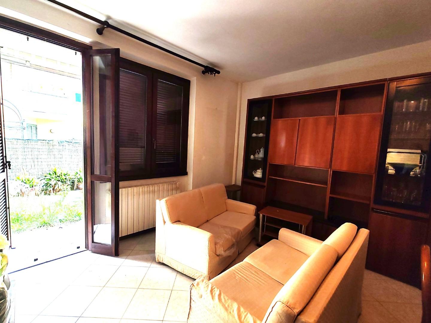 Immagine 5 di Appartamento in vendita  a Montignoso