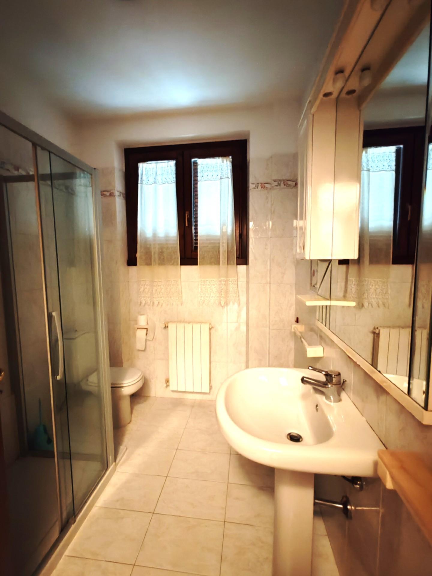 Immagine 9 di Appartamento in vendita  a Montignoso