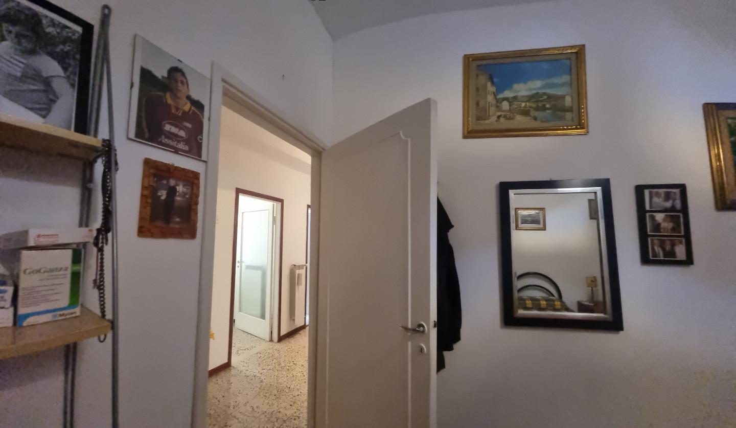 Immagine 17 di Appartamento in vendita  a Livorno