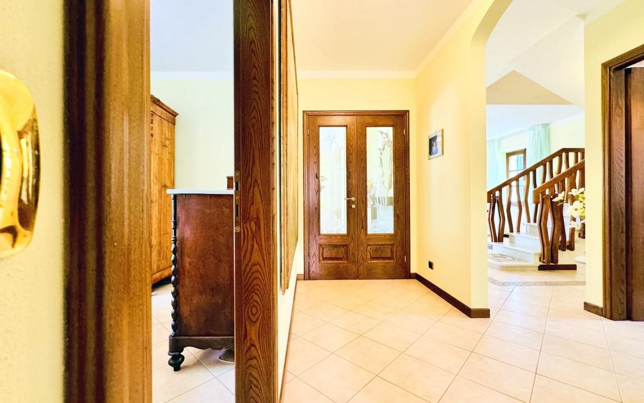 Immagine 27 di Villa in vendita  a Pietrasanta