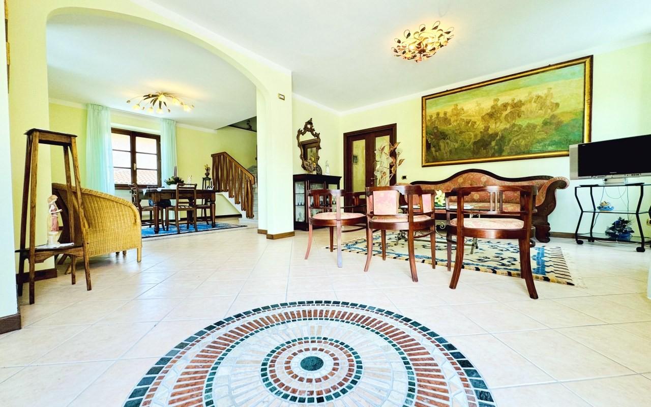 Immagine 1 di Villa in vendita  a Pietrasanta