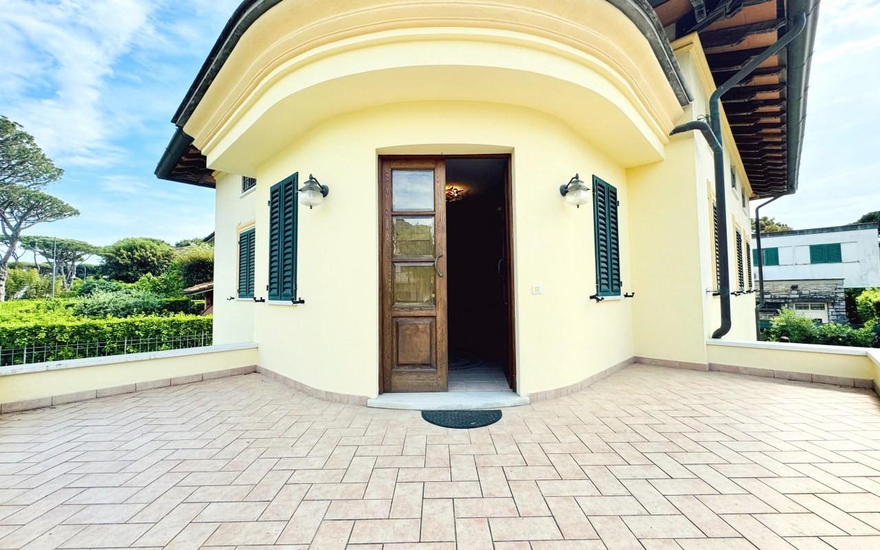 Immagine 45 di Villa in vendita  a Pietrasanta