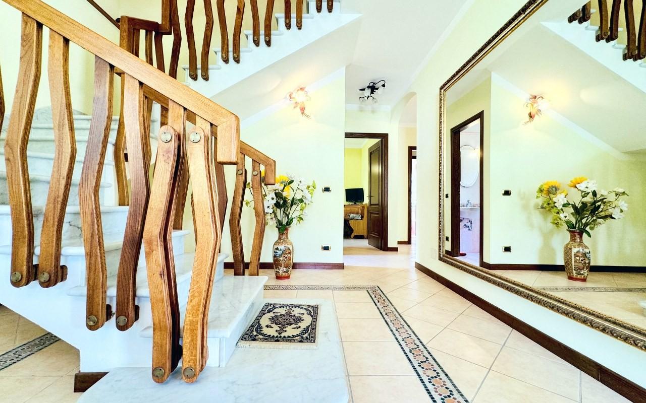 Immagine 8 di Villa in vendita  a Pietrasanta