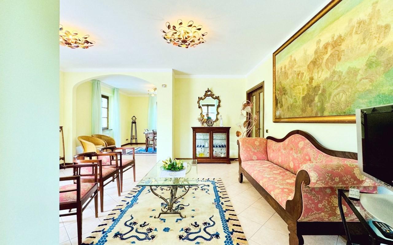 Immagine 4 di Villa in vendita  a Pietrasanta