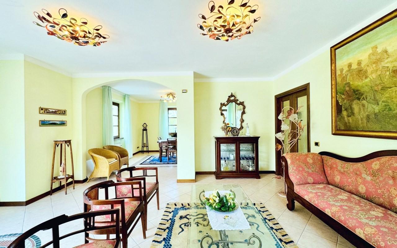 Immagine 2 di Villa in vendita  a Pietrasanta