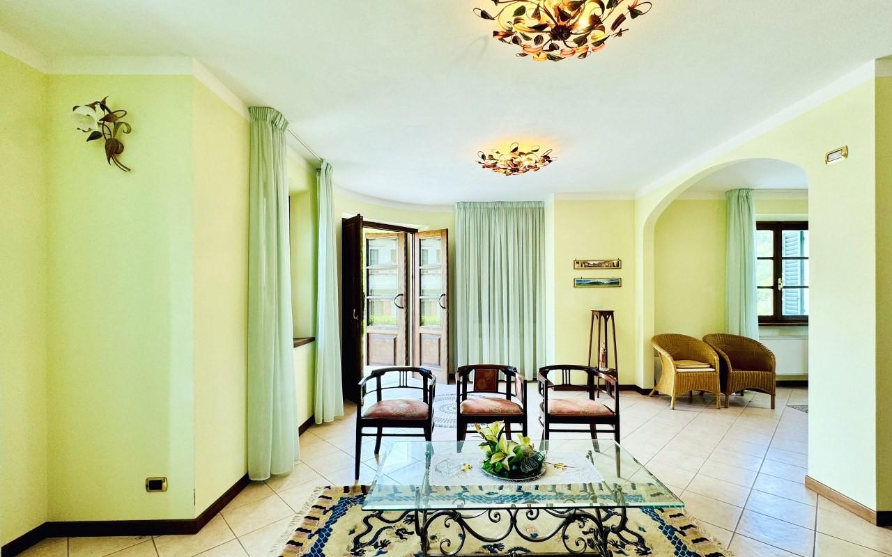 Immagine 5 di Villa in vendita  a Pietrasanta