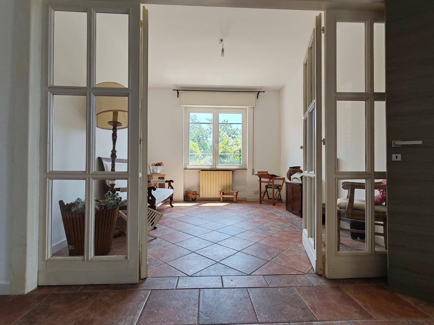 Immagine 1 di Appartamento in vendita  a Massa