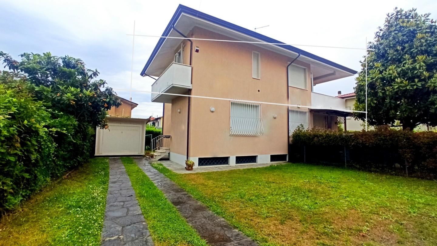 Immagine 1 di Casa semindipendente in vendita  a Pietrasanta