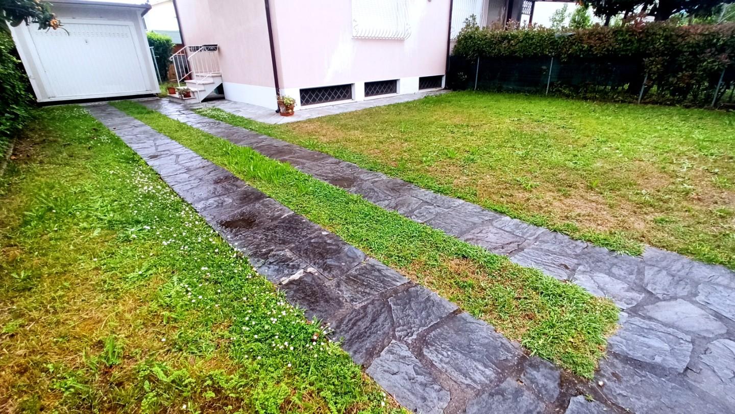 Immagine 24 di Casa semindipendente in vendita  a Pietrasanta