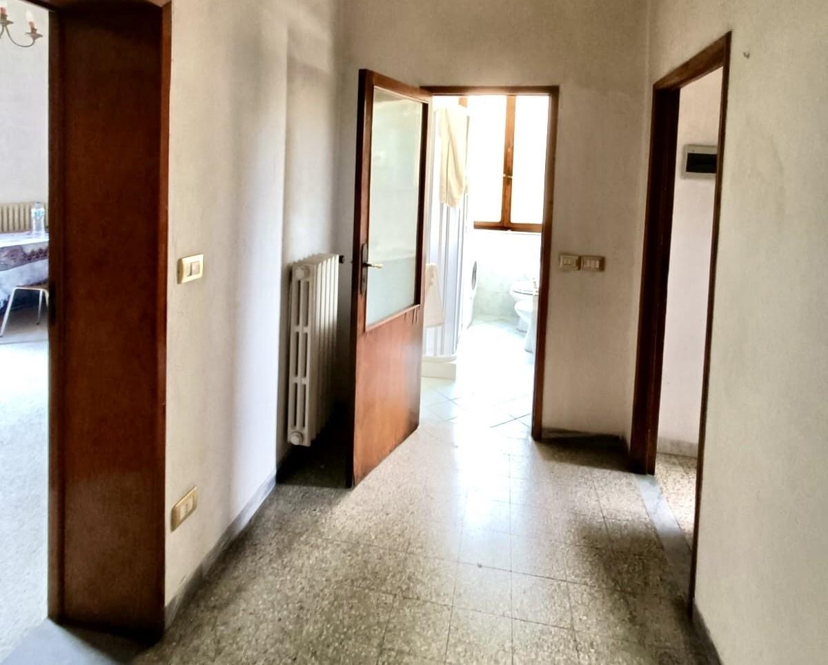 Immagine 9 di Appartamento in vendita  a Siena