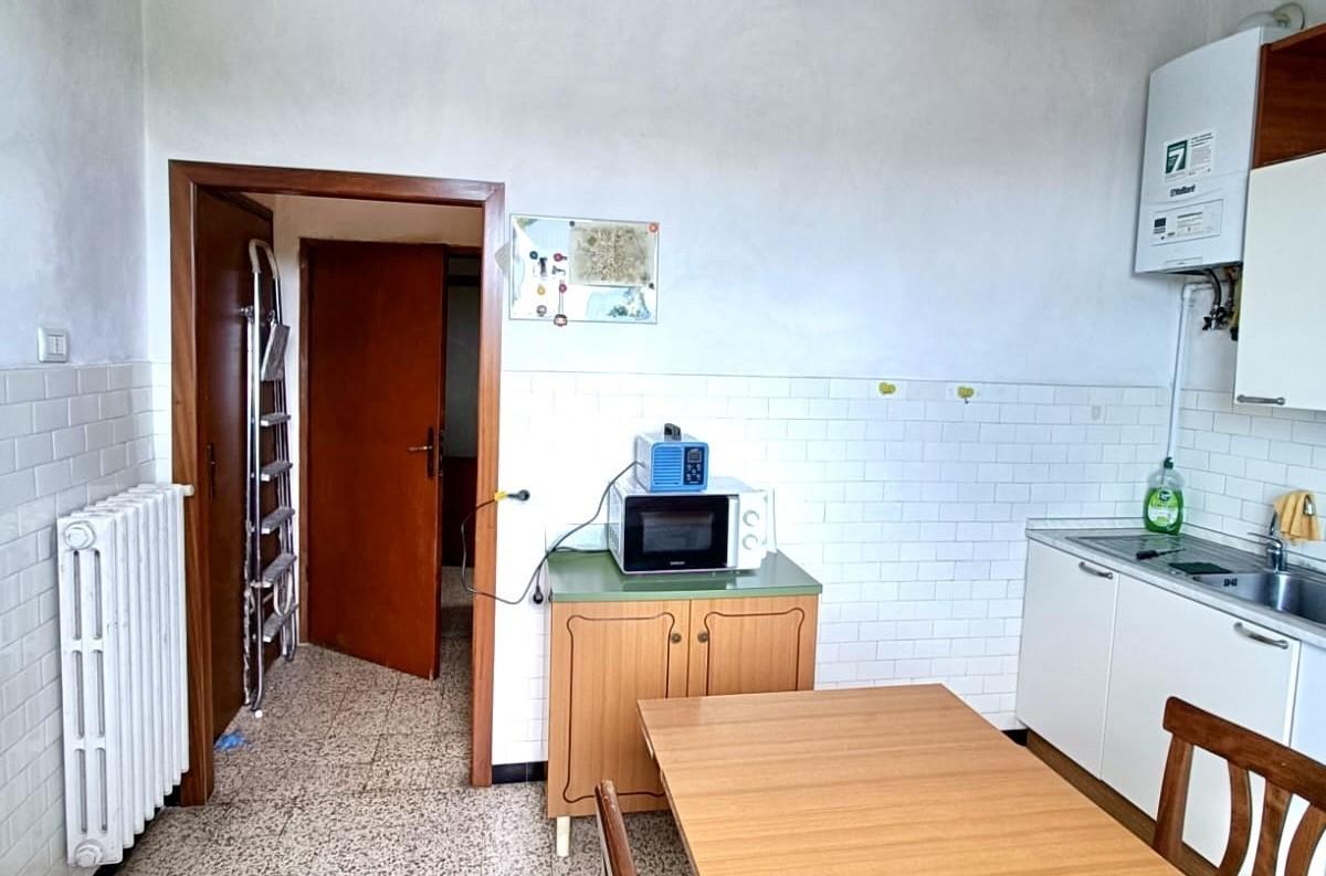 Immagine 11 di Appartamento in vendita  a Siena