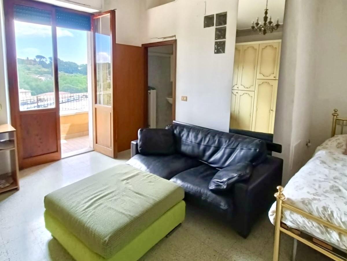 Immagine 2 di Appartamento in vendita  a Siena