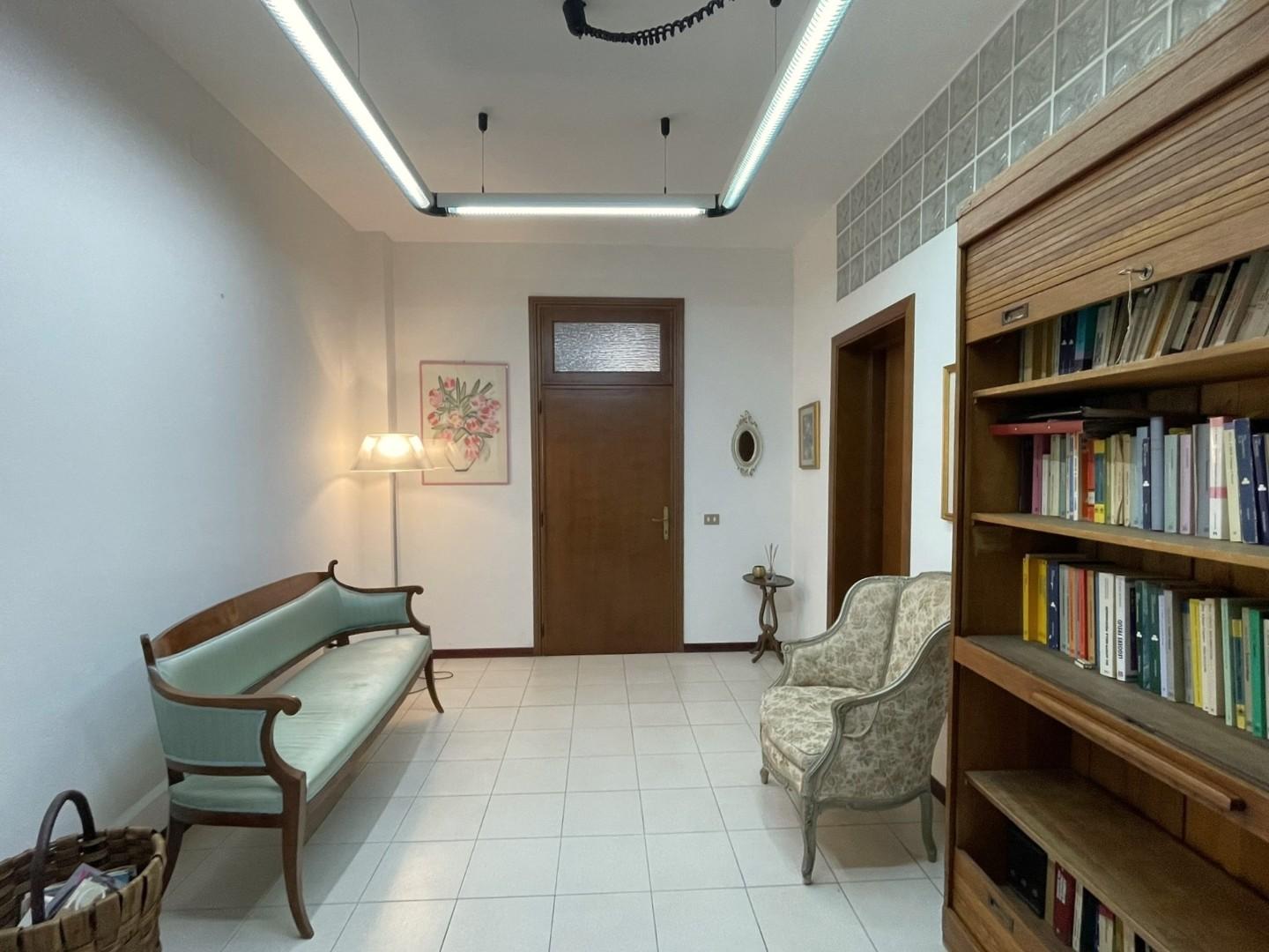 Immagine 5 di Ufficio in vendita  a San Miniato