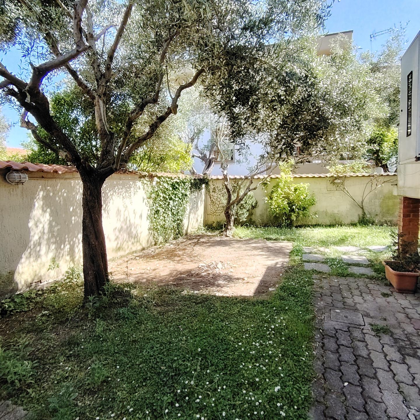 Immagine 18 di Casa trifamiliare in vendita  a Carrara