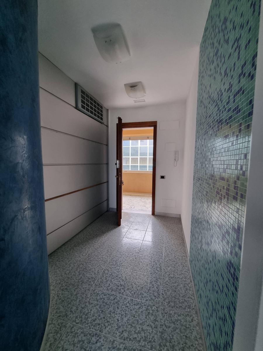 Immagine 8 di Ufficio in vendita  a Massa