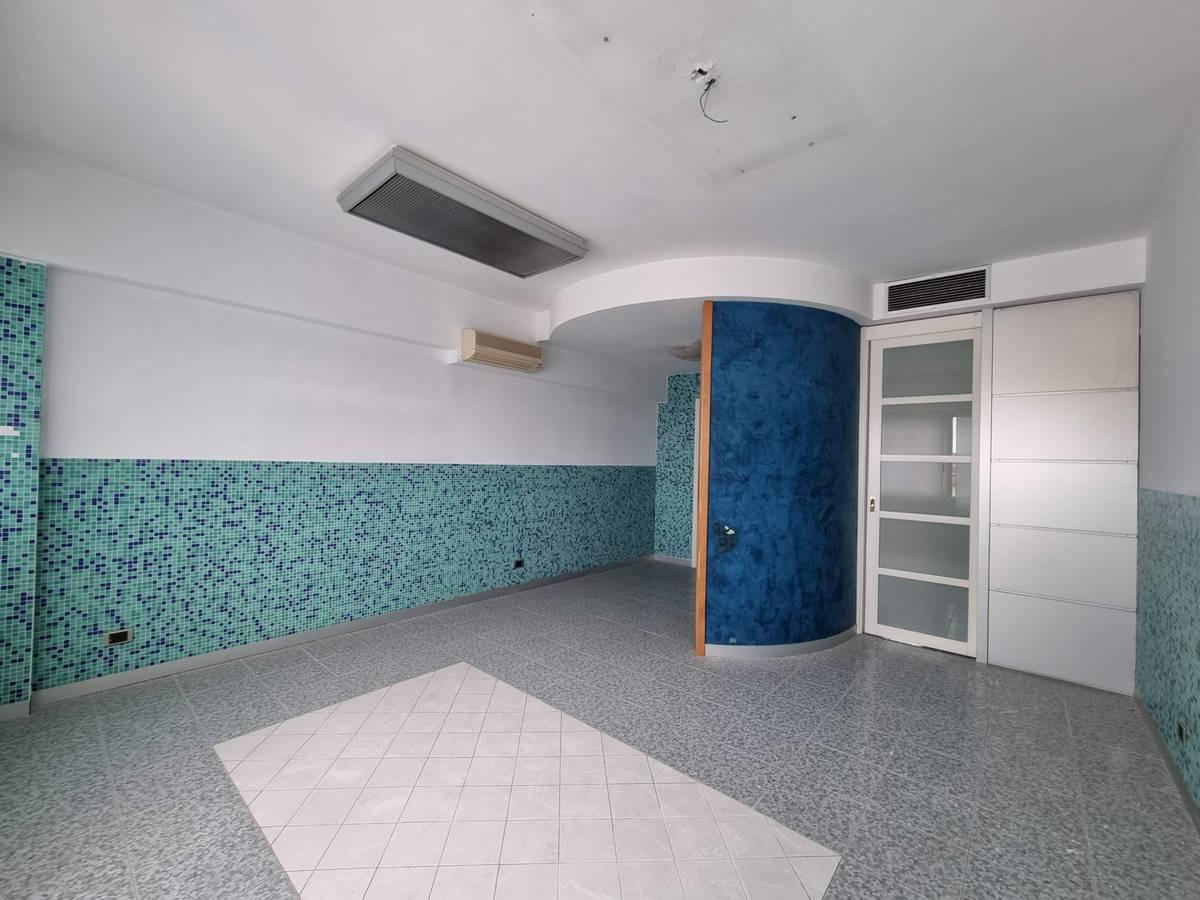 Immagine 3 di Ufficio in vendita  a Massa