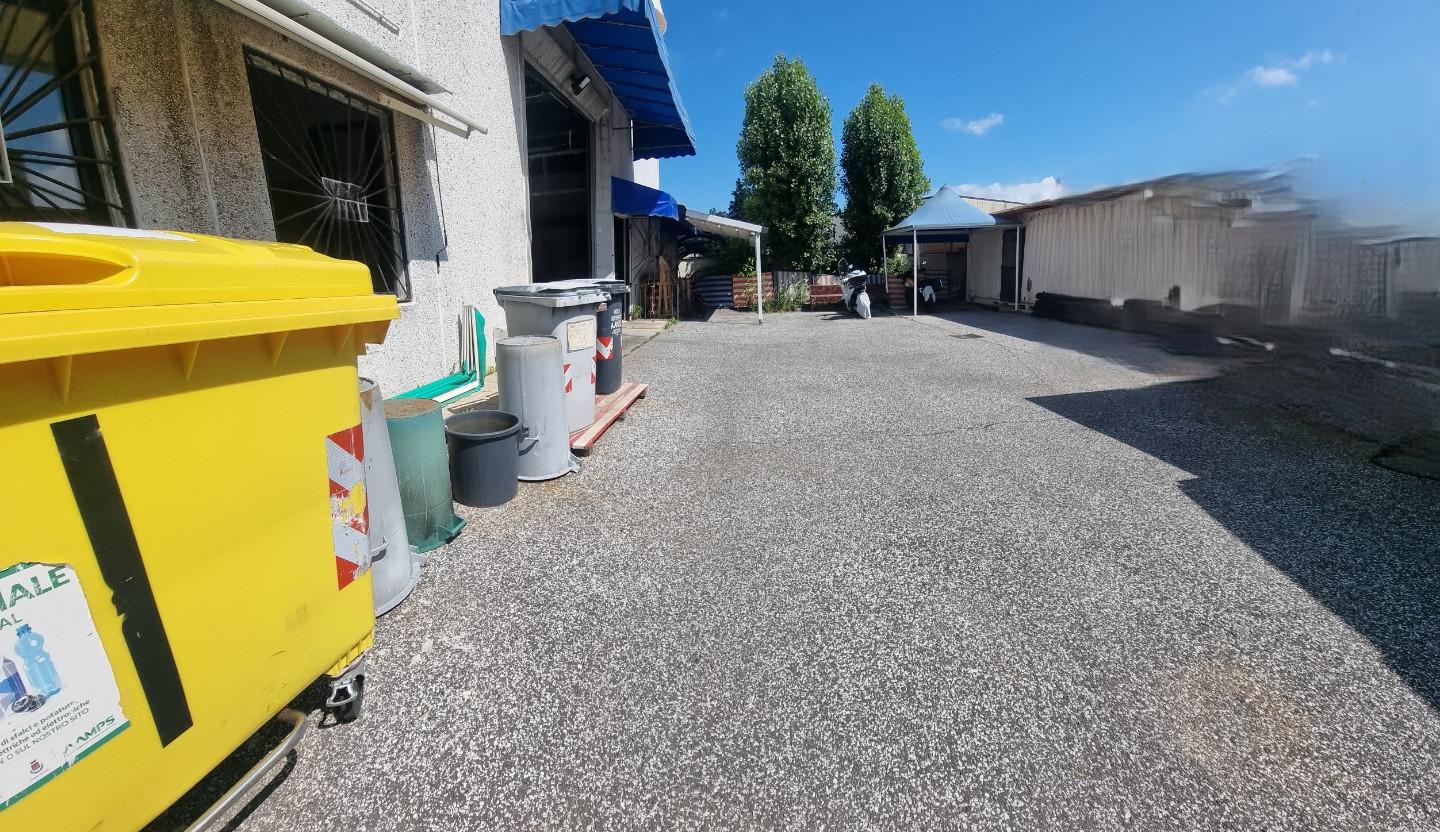 Immagine 4 di Capannone industriale in vendita  a Livorno