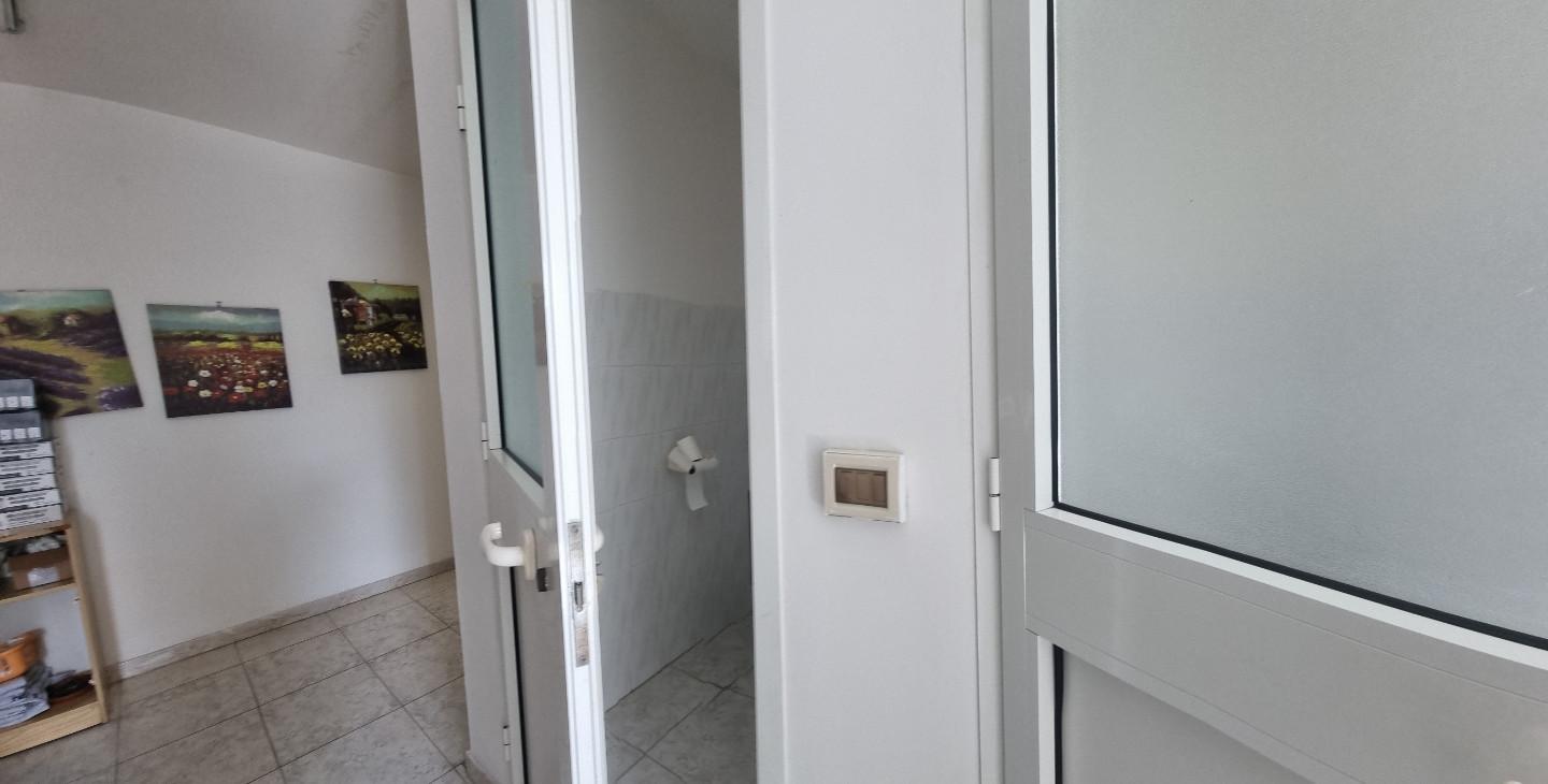 Immagine 19 di Capannone industriale in vendita  a Livorno