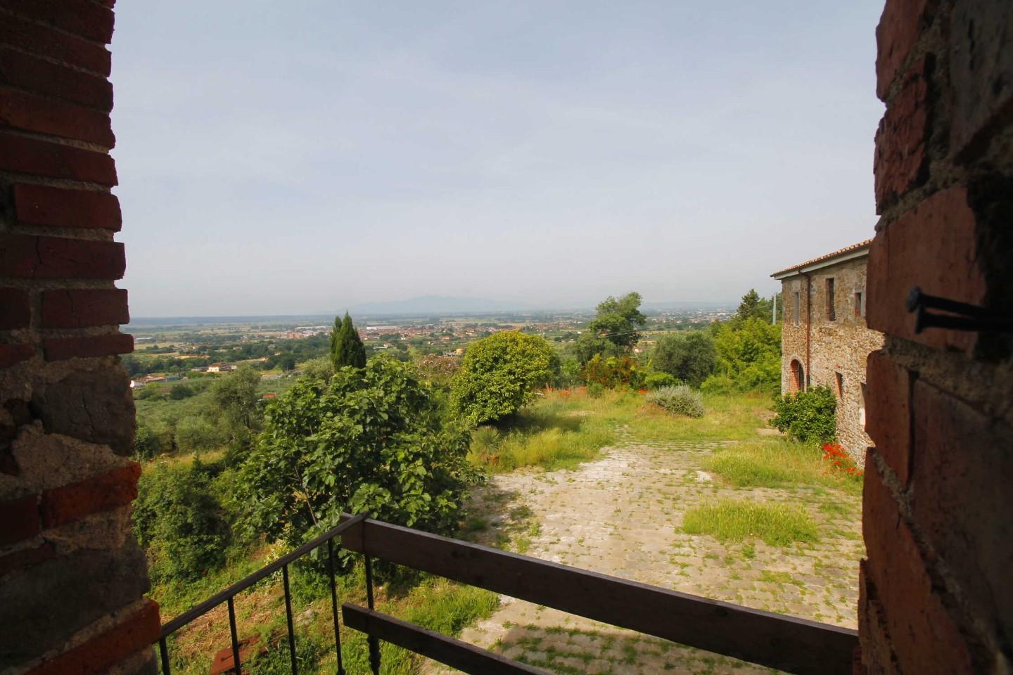 Immagine 9 di Casa colonica in vendita  a Monsummano Terme